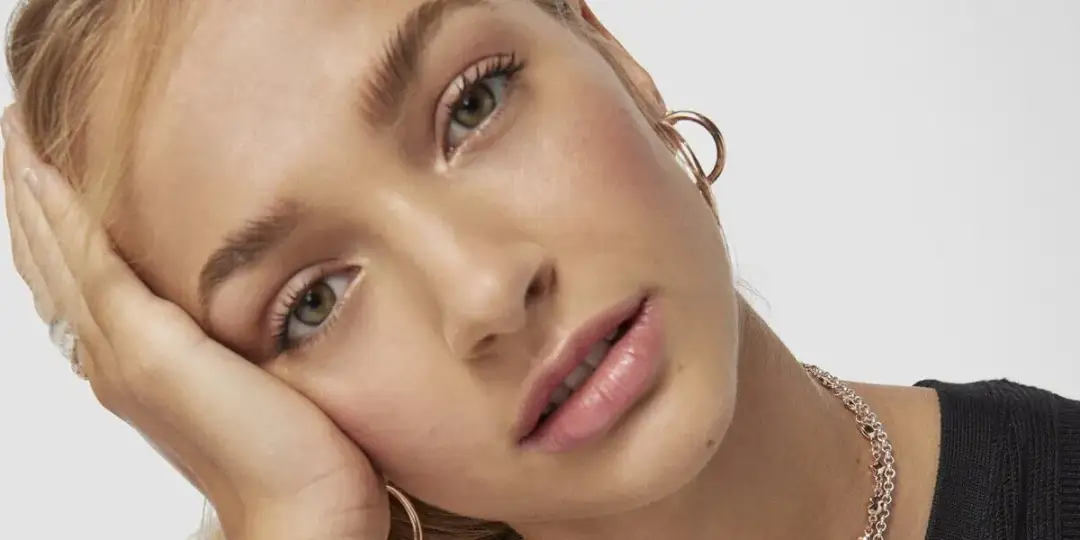 Jaka biżuteria do cekinowej sukienki, aby uniknąć modowych wpadek?