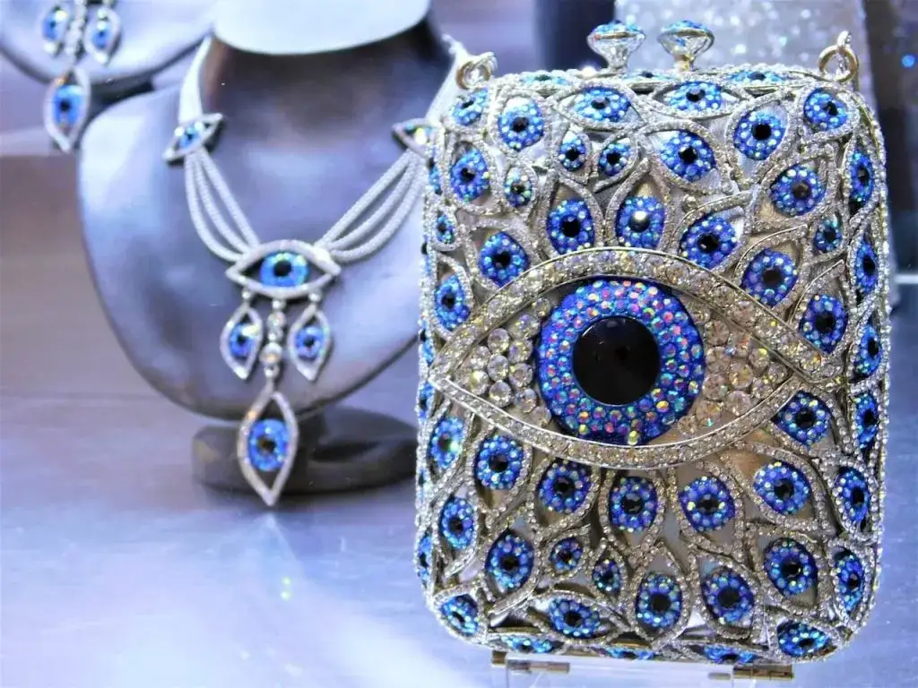 Naszyjnik oko proroka znaczenie: Odkryj jego moc ochronną i historię