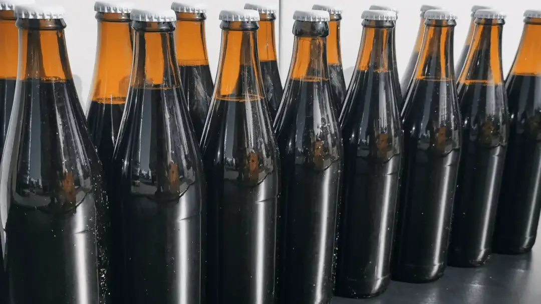 Ile może stać piwo w butelce? Sprawdź, co wpływa na jego świeżość