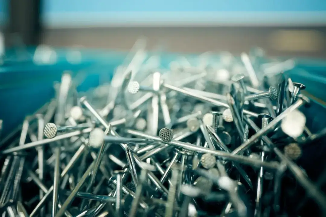 Jak dobrać odpowiednią długość gwoździ do deskowania dachu?