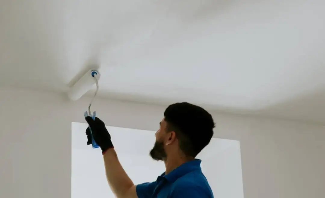 Jakim wałkiem najlepiej malować sufit, aby uniknąć smug i zacieków?