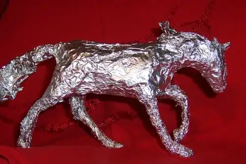 Twórz niesamowite rzeźby z folii aluminiowej – proste techniki i pomysły