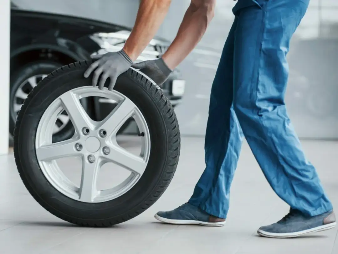 Jak sprawdzić czy opony są wielosezonowe i uniknąć niebezpieczeństw