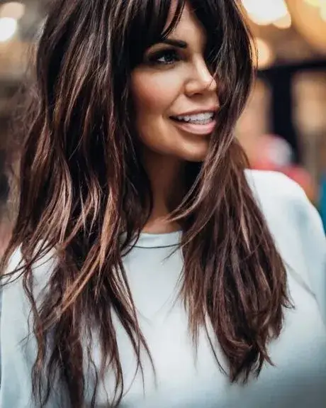 Najlepsze fryzury dla gęstych włosów – jak wybrać i stylizować bez problemów