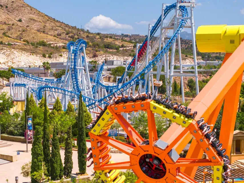 Atracciones imperdibles en Terra Mítica: Diversión para todos los gustos