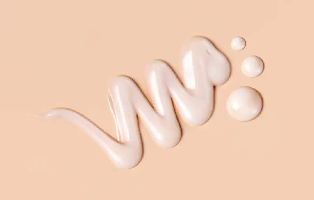 Najlepsze bazy pod makijaż wygładzające zmarszczki - wybierz mądrze