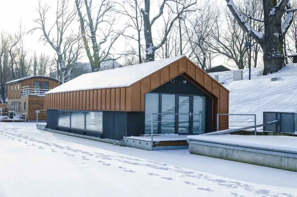 Dom na wodzie w Warszawie: Ekstrawagancja czy już przyszłość?