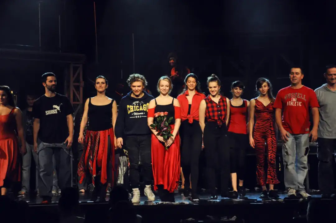 Aktorzy musicalu "Metro" na scenie. Zastanawiasz się, ile trwa musical Metro?