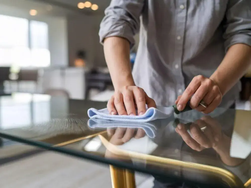 Skuteczne metody na usunięcie rys na szklanym stole w domu