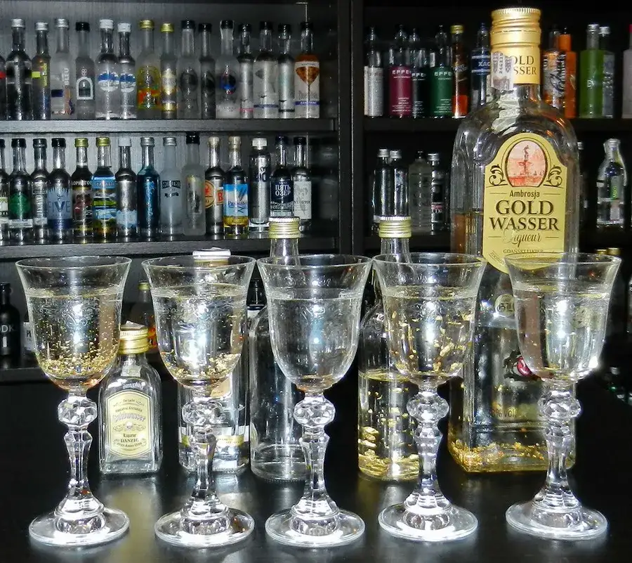 Goldwasser drink – odkryj wyjątkowy smak likieru z płatkami złota