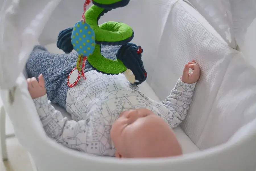 Co kupić 2 miesięcznemu dziecku pod choinkę? Bezpieczne zabawki, które zachwycą