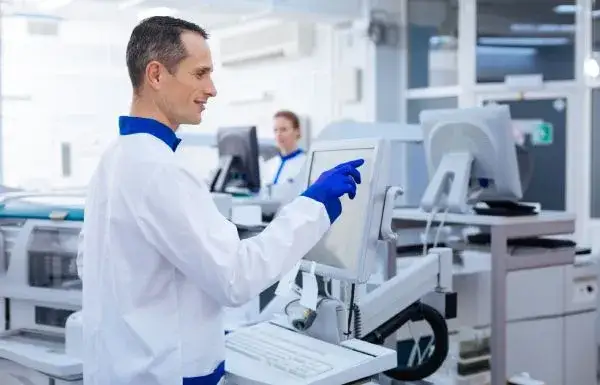 Co można robić po studiach biologicznych? Praca, kariery i możliwości