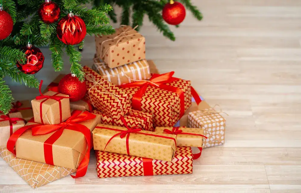 Kiedy dostajemy prezenty pod choinkę? Poznaj polskie tradycje świąteczne