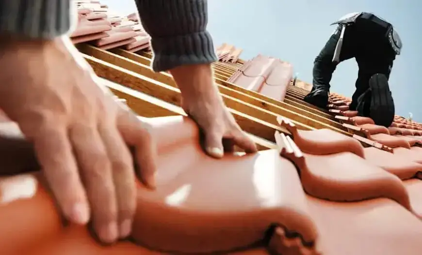 Ile kosztuje godzina pracy dekarza? Sprawdź ceny w Polsce