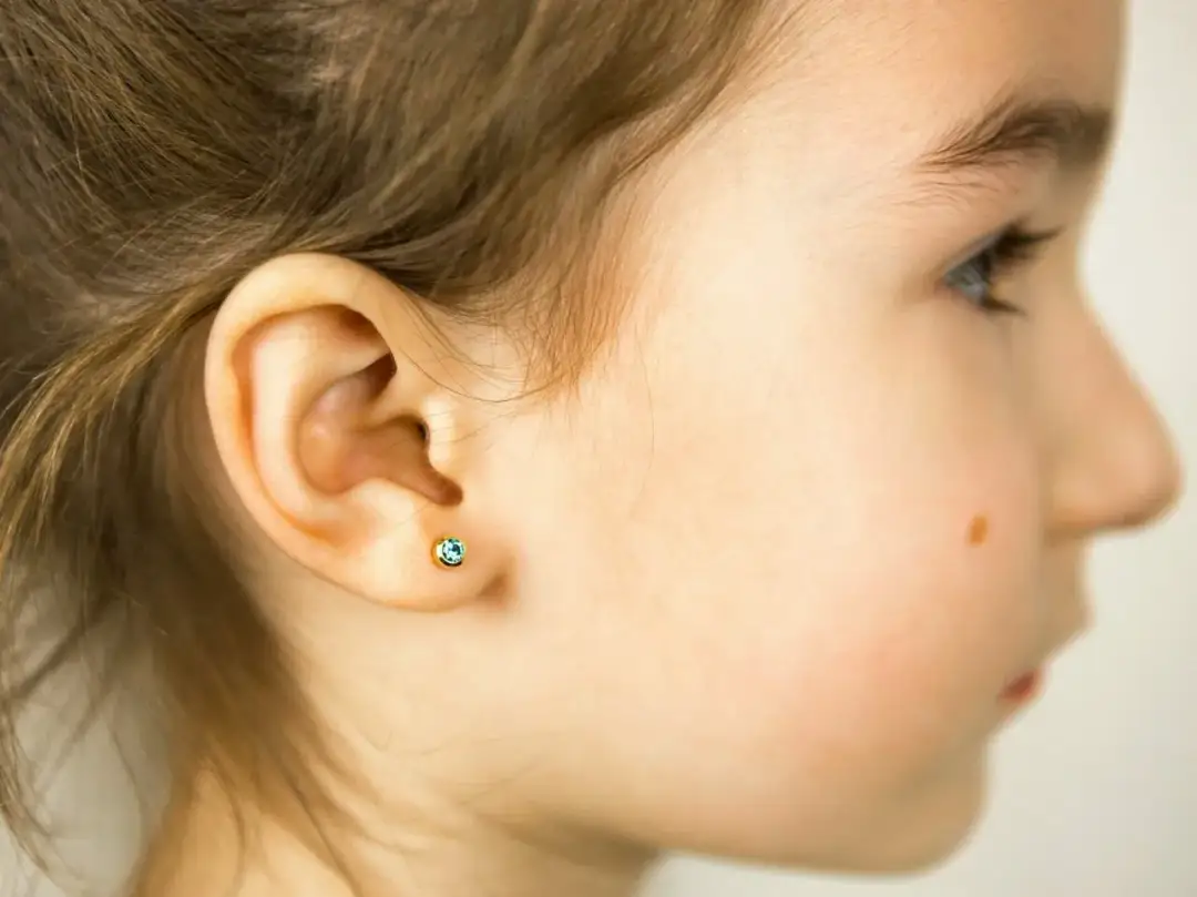 Jak zdjąć kolczyki od kosmetyczki bez ryzyka podrażnień i bólu