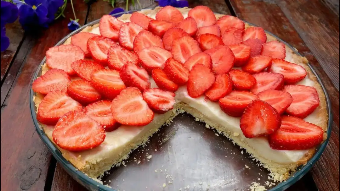 Tarta budyniowa z truskawkami! Jak stworzyć ten letni deser marzeń?