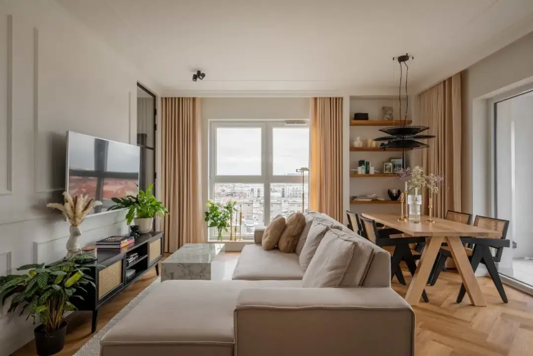 Jak daleko karnisz od ściany? Odkryj idealną odległość dla zasłon