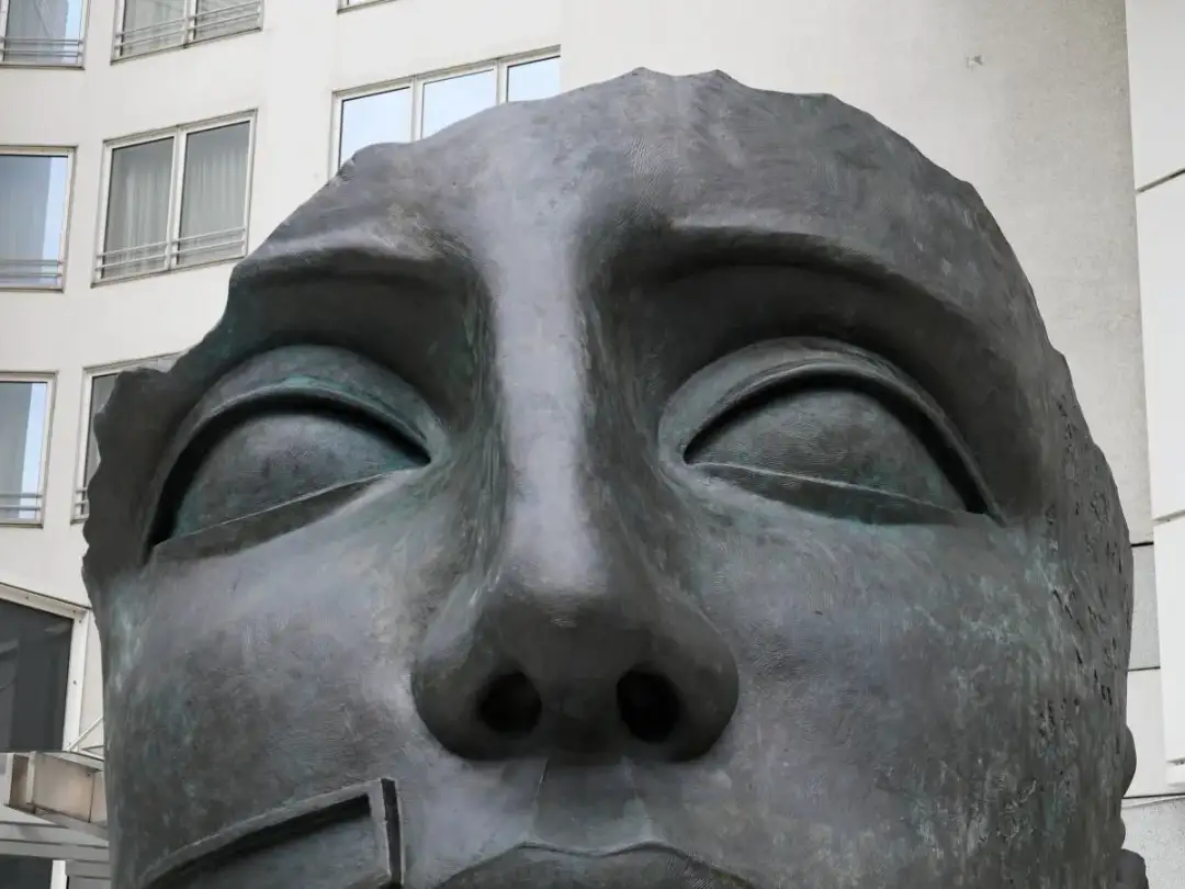 Ikaria Igora Mitoraja: dlaczego ta rzeźba wciąż fascynuje?