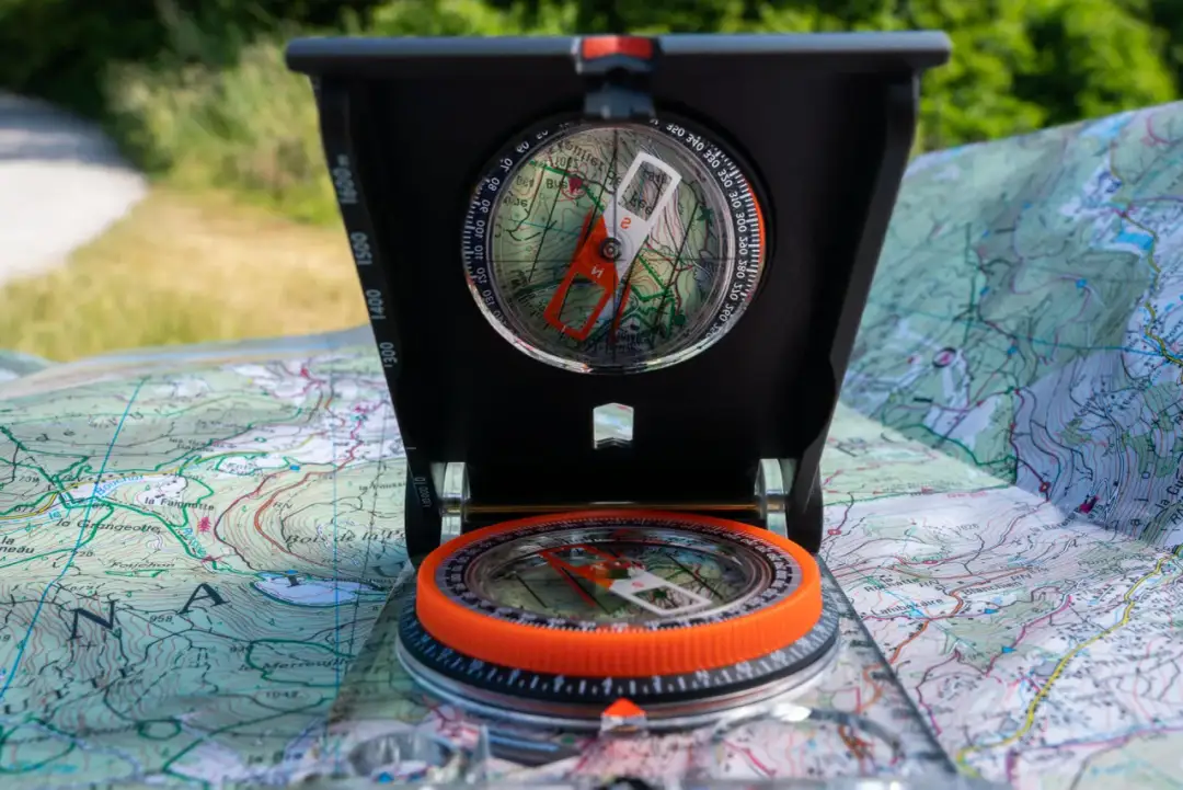 Jak wyznaczyć azymut? Kompas, mapa i survival pełny poradnik