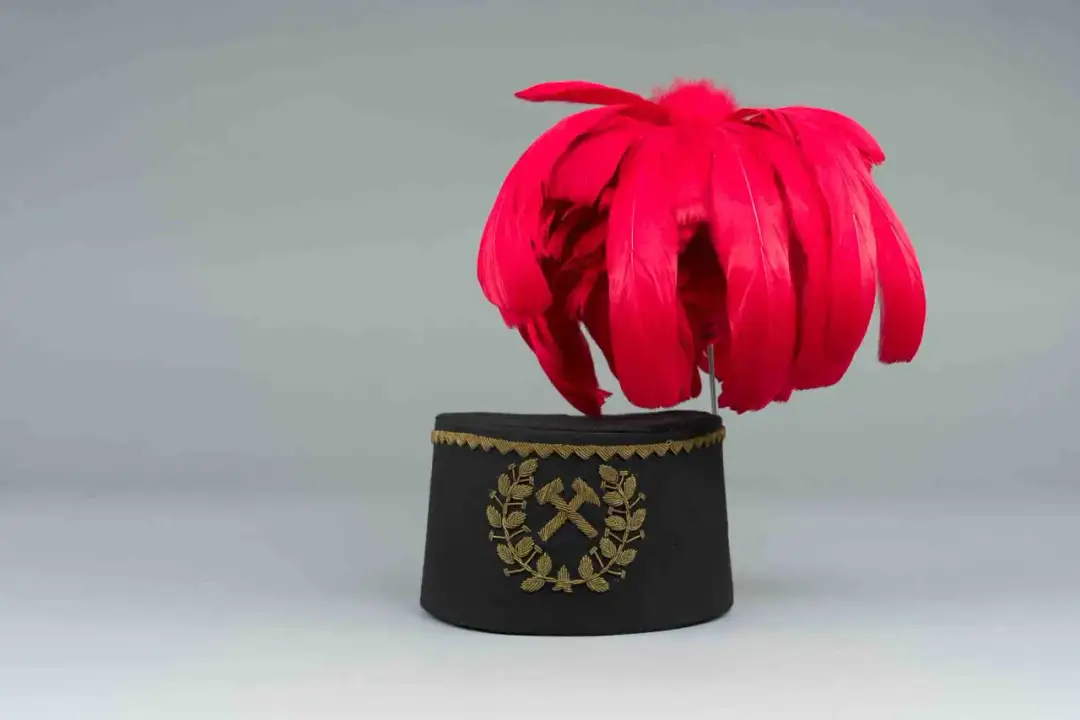 Czako górnicze: Co symbolizuje galowa czapka górnika?