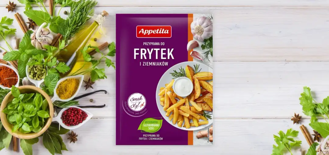 Opakowanie przyprawy do frytek z talerzem pełnym frytek i dipem, otoczone świeżymi ziołami i przyprawami.