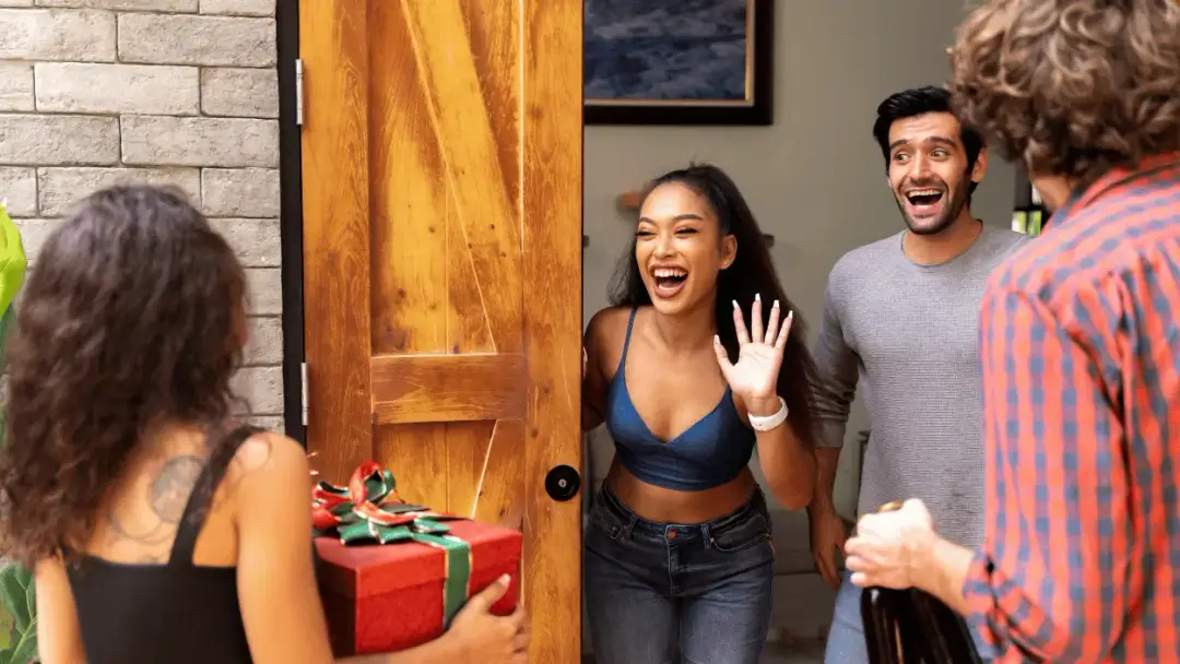 Pomysły na idealny prezent na nowe mieszkanie, które zaskoczą każdego