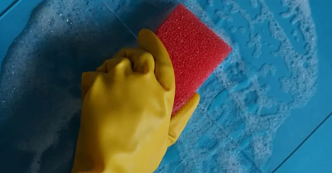 Po jakim czasie zmywać fugę, aby uniknąć trudności z czyszczeniem