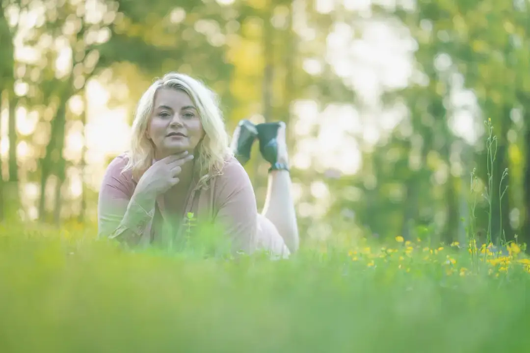 Sesja biznesowa w plenerze - jak pozować, by wyglądać naturalnie?