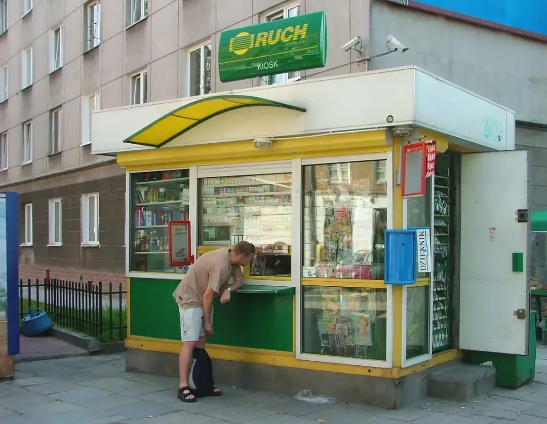 Ile zarobisz na kiosku RUCH? Od minimalnej do 8 tys. zł!