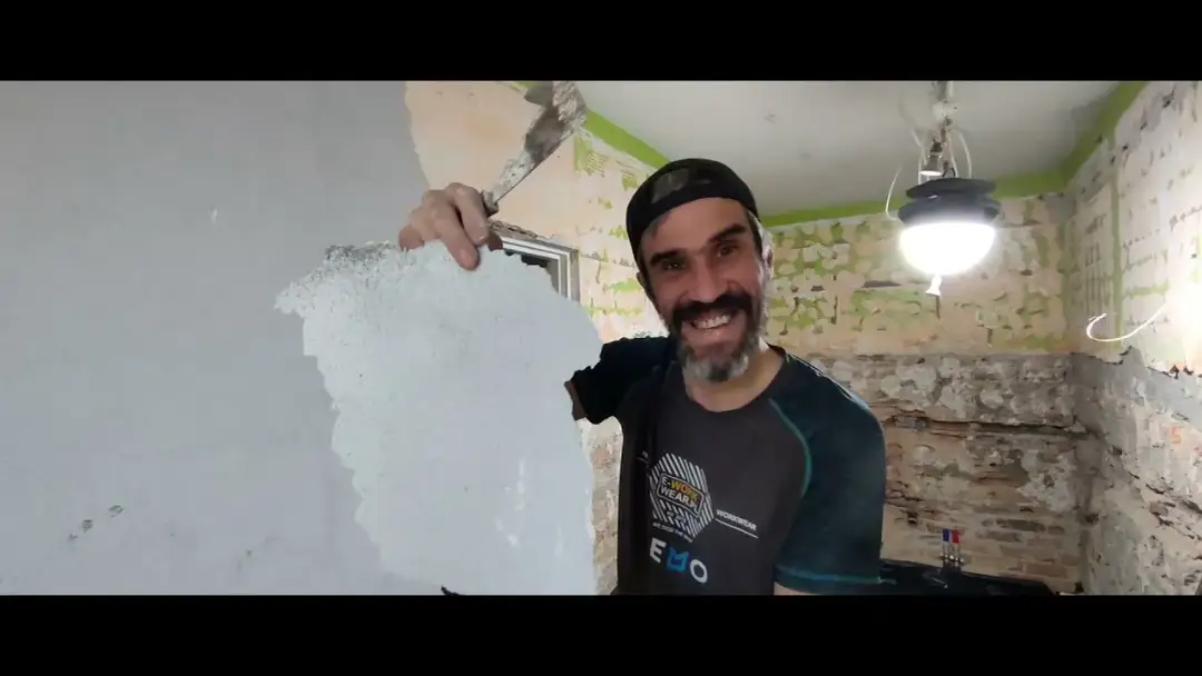 Czy gruntować pod tynk cementowo-wapienny? Uniknij problemów z przyczepnością