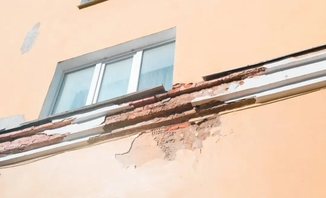 Jak naprawić odpadający tynk zewnętrzny i uniknąć kosztownych błędów