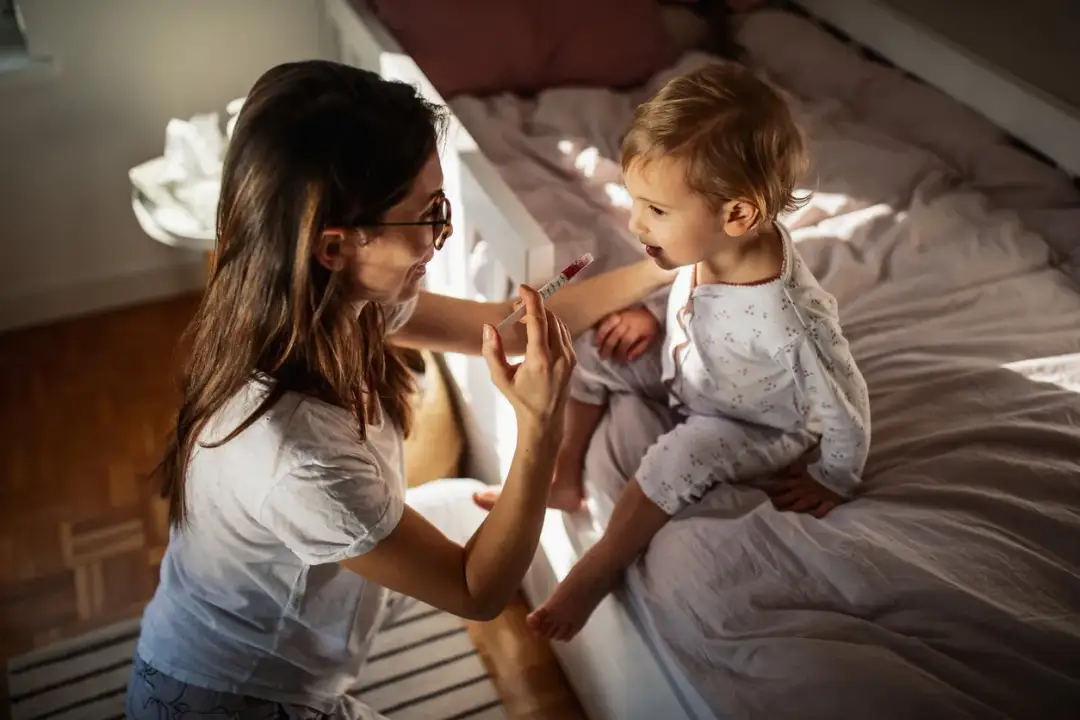 Jak podać dziecku lek, gdy nie chce? Sprawdzone triki rodziców