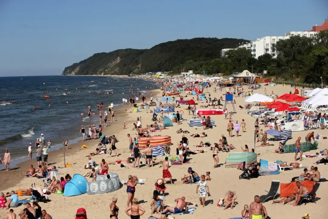 Noclegi nad morzem 2026: Ile naprawdę kosztują? Jak zaoszczędzić?