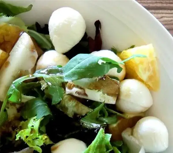 Sałatka z pomarańczą, mozzarellą, rukolą i oliwkami