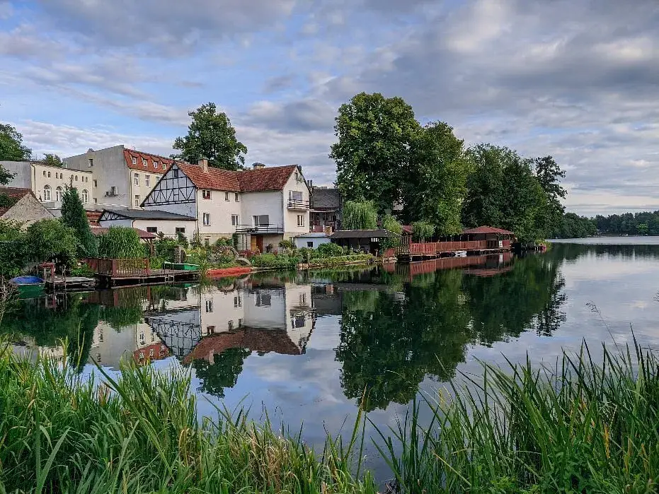 Jezioro Osowskie: najlepszy dojazd i atrakcje dla całej rodziny w 2025