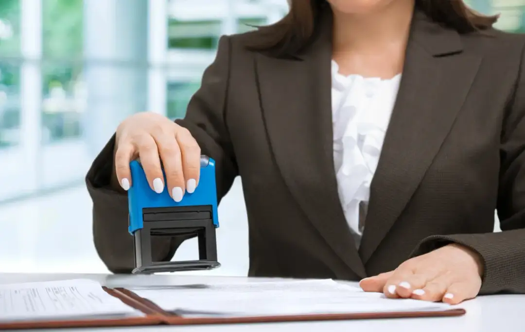 Ile komornik zabierze z umowy zlecenie? Sprawdź swoje prawa i limity