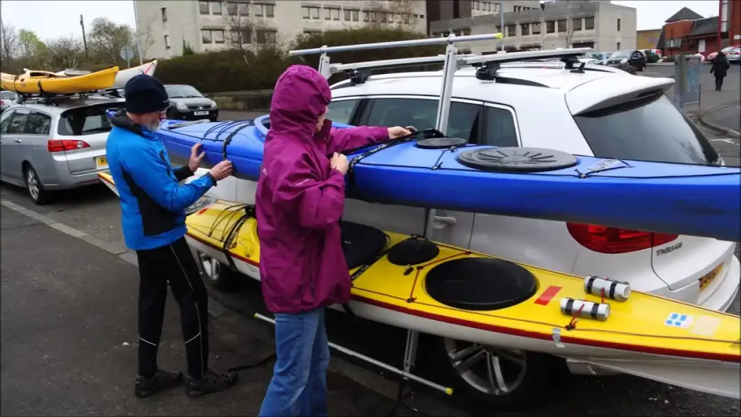 Jak przewieźć kajak bezpiecznie i wygodnie – sprawdzone metody Jak przewieźć kajak bezpiecznie i wygodnie – sprawdzone metody