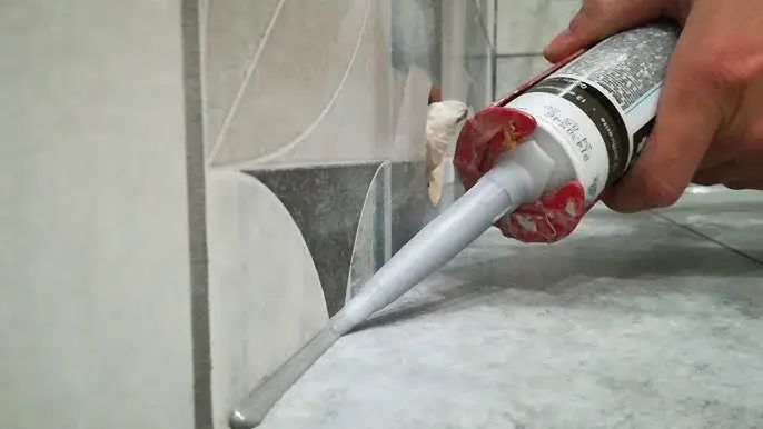 Poznaj proste sposoby jak położyć silikon w łazience - kompletna instrukcja