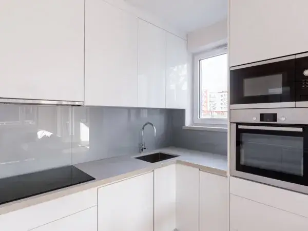 Rewelacyjne alternatywy zamiast płytek między szafkami w kuchni. Zaskakujące pomysły!