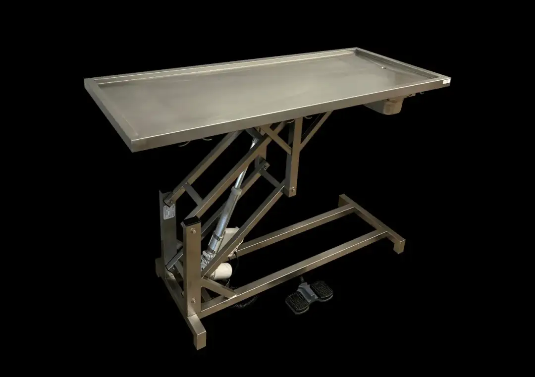 Stoły weterynaryjne na zamówienie – czym różni się producent od sklepu?