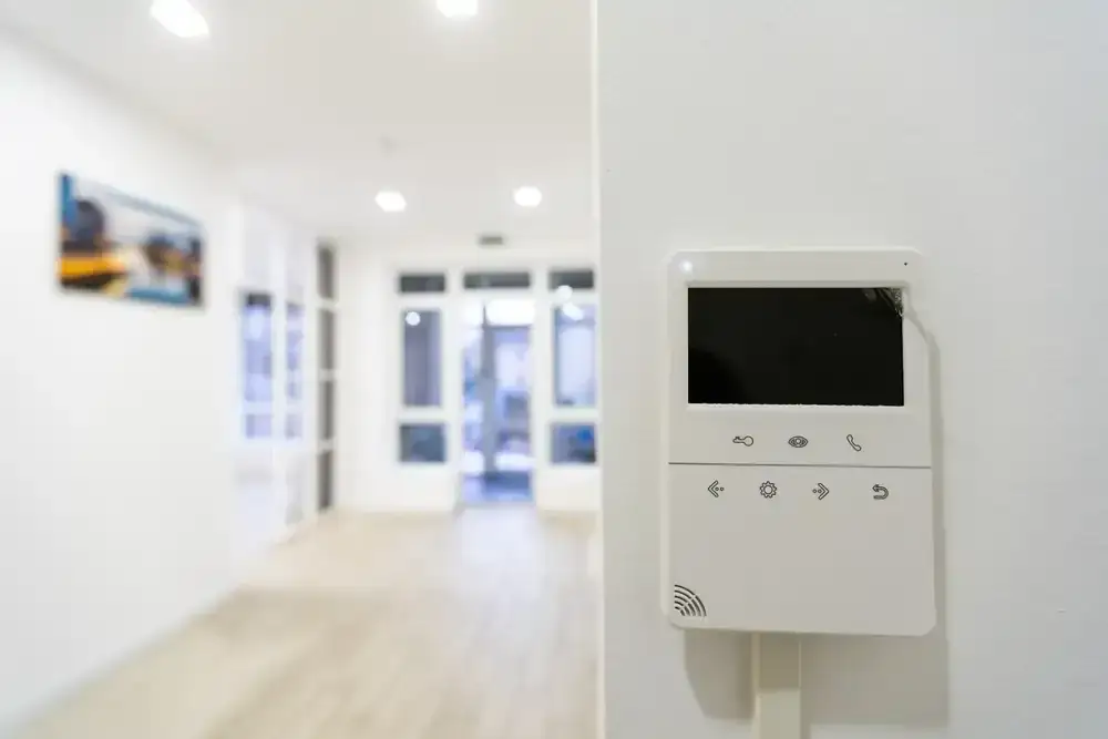 Alarm w domu czy warto? Odkryj korzyści i oszczędności z systemem