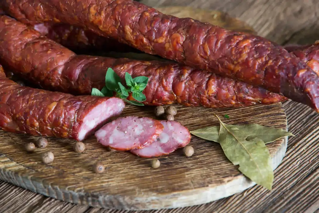 Kiełbasa z dzika: cena, jakość i gdzie kupić? Sprawdź!