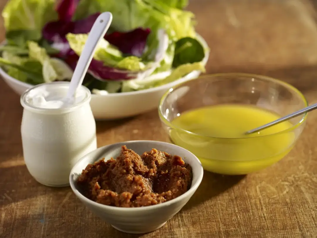 Czy pora do sałatki należy sparzyć, aby uniknąć nieprzyjemnego smaku?