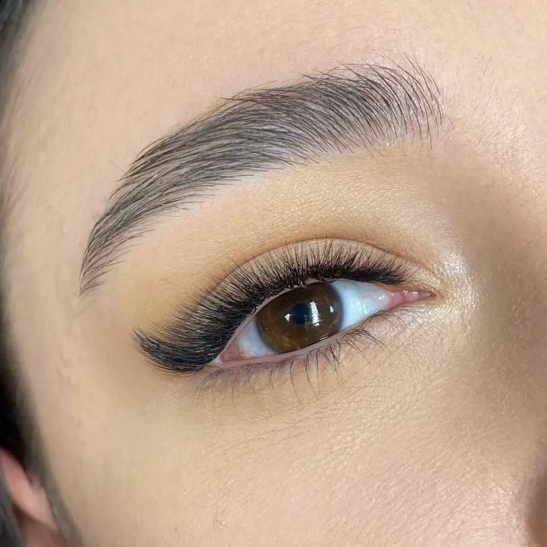 Czym są rzęsy light volume? Poznaj technikę i jej zalety