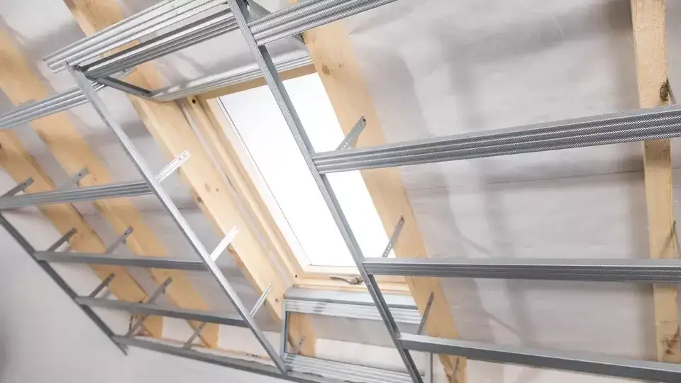 Czy najpierw ocieplić poddasze czy postawić ścianki działowe? Poradnik krok po kroku