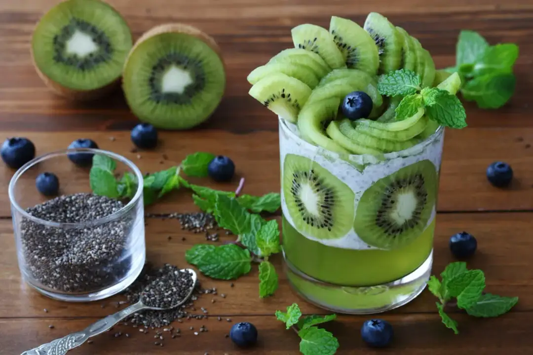Pyszny deser z kiwi i nasion chia, z dodatkiem borówek. Czy kaki można zalać galaretką? Ten deser pokazuje, że kiwi świetnie komponuje się z innymi składnikami.