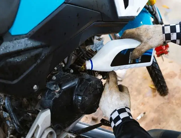 Ile kosztuje wymiana oleju w motocyklu? Sprawdź, co wpływa na cenę