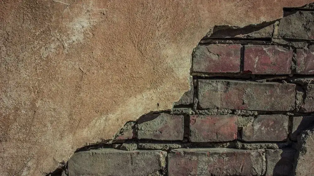 Czy zaprawą murarską można tynkować? Unikaj pęknięć i uszkodzeń