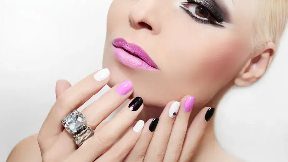 Akryl do paznokci jak nakładać – uniknij najczęstszych błędów