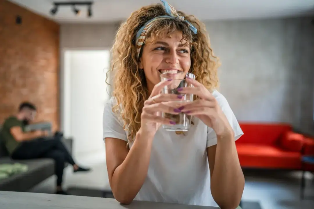 Picie wody odchudza? Poznaj fakty i schudnij mądrze!